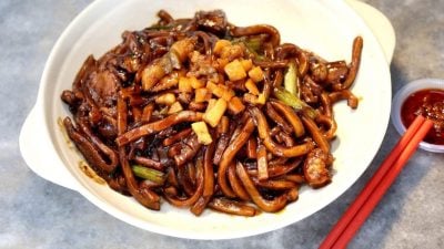 【人气美食】  大碌面 刀马切 滑蛋生面诱人   “一碟炒粉”锅气十足   