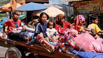 泰柬边境冲突 | 泰柬再交火 居民大撤离   泰关闭边境641校