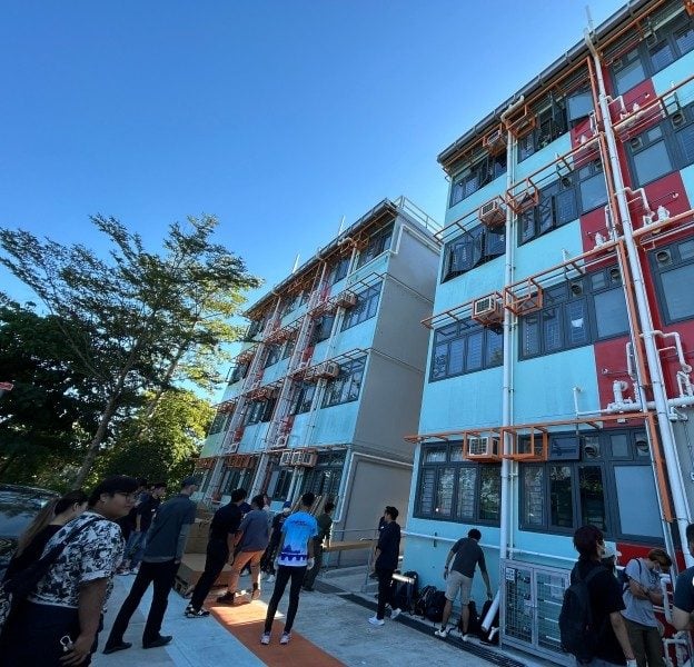 天下事 )香港5级大火| 妇女逐户拍门促逃生救4邻1狗