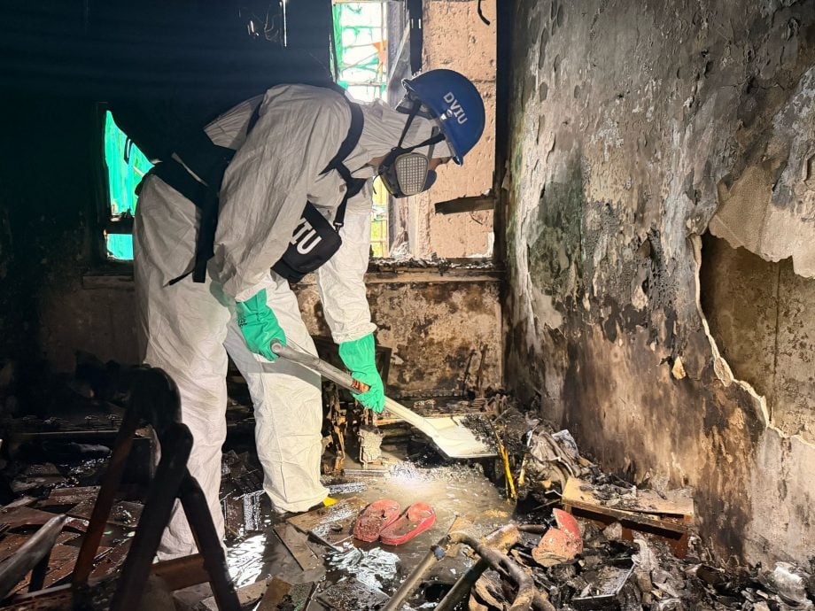 天下事 )香港5级大火| 妇女逐户拍门促逃生救4邻1狗