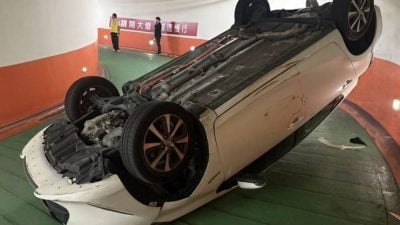 女司机进地下停车场 下坡擦墙翻车四轮朝天