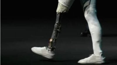 女机器人被质疑活人扮演  团队现场剪开衣服证明