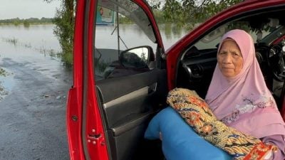 妻近预产期胎死腹中 父乘车涉水送女婴回家安葬