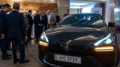 丰田氢能车移交首相署    安华：强化绿色交通
