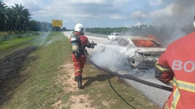 宝马车著火焚烧 无人伤亡