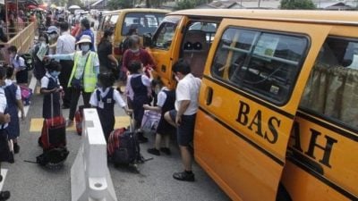 收取订金车费又借钱  假校车服务“骗”全马  