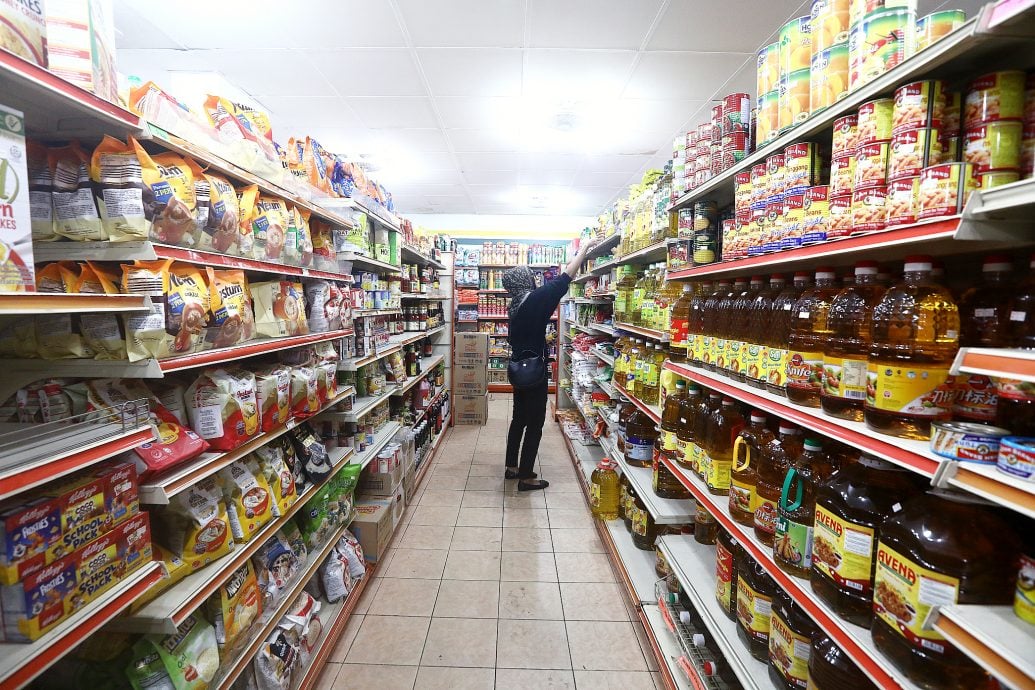 封面-大都会/一次性100令吉SARA援助金 民众认为不够 希望政府明年加码 黎正兴则建议推广到食肆中心、路边饮食摊和结合慈悯促销活动推动消费   