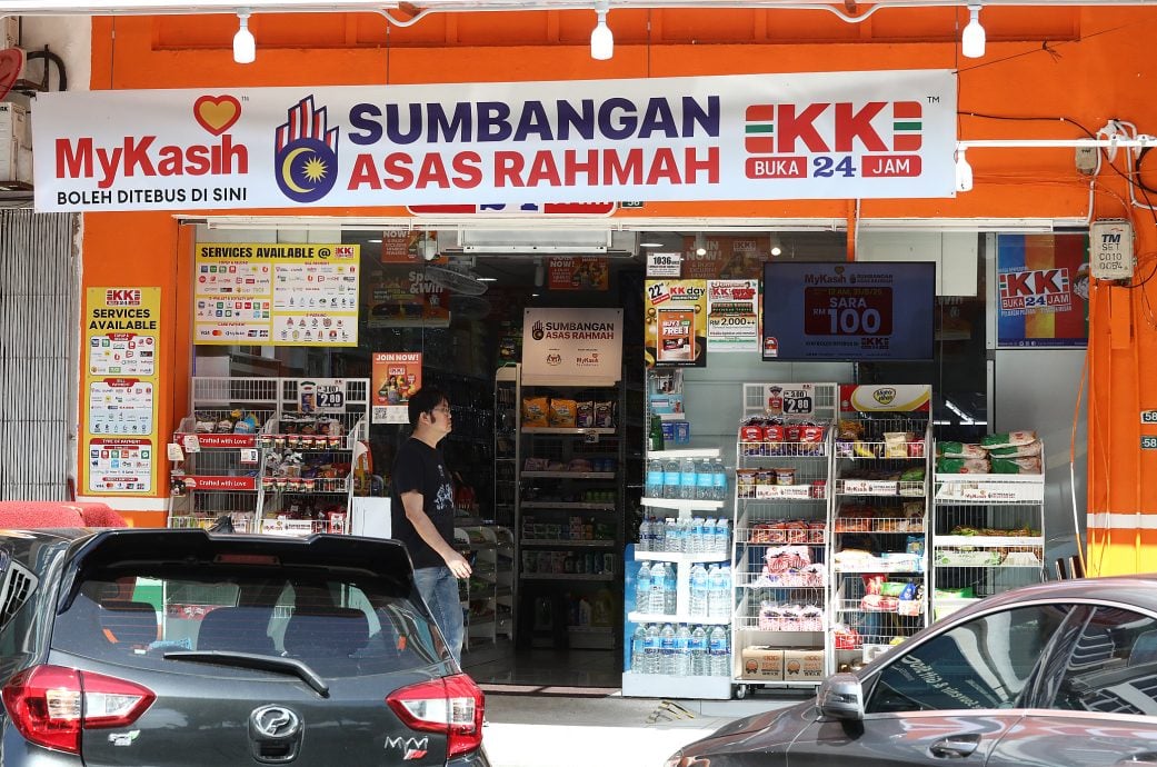 封面-大都会/一次性100令吉SARA援助金 民众认为不够 希望政府明年加码 黎正兴则建议推广到食肆中心、路边饮食摊和结合慈悯促销活动推动消费   