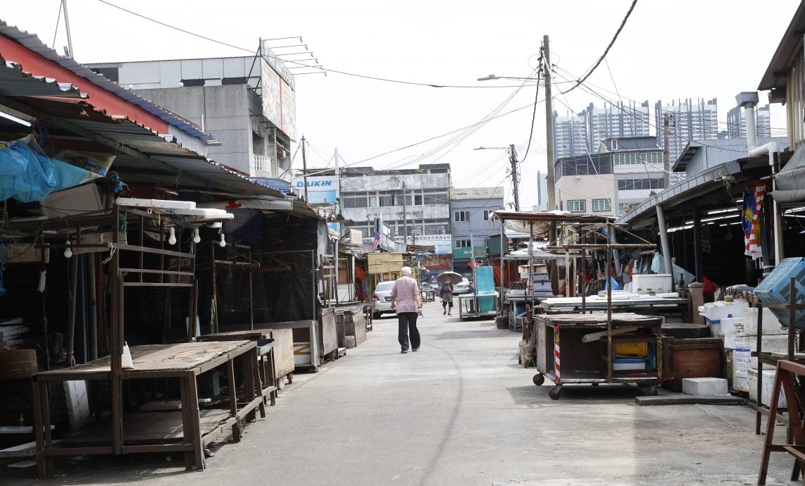 封面主文-大都会/3000万令吉巴刹重建计划遇阻滞 部分小贩不领情 或会启动小贩们秘密投票决定重建计划命运/11图(选下)