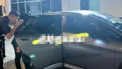 女乘客沉睡屡唤不醒  电召车司机直送警局