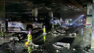 地下停车场疑电车起火 多辆汽车被烧得只剩骨架