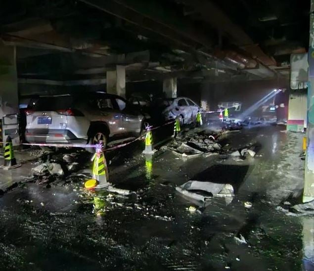 山东济南恒大城地下停车场疑电车起火 多辆汽车被烧得只剩骨架 