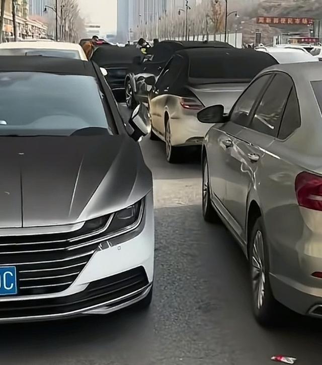 山东济南恒大城地下停车场疑电车起火 多辆汽车被烧得只剩骨架 