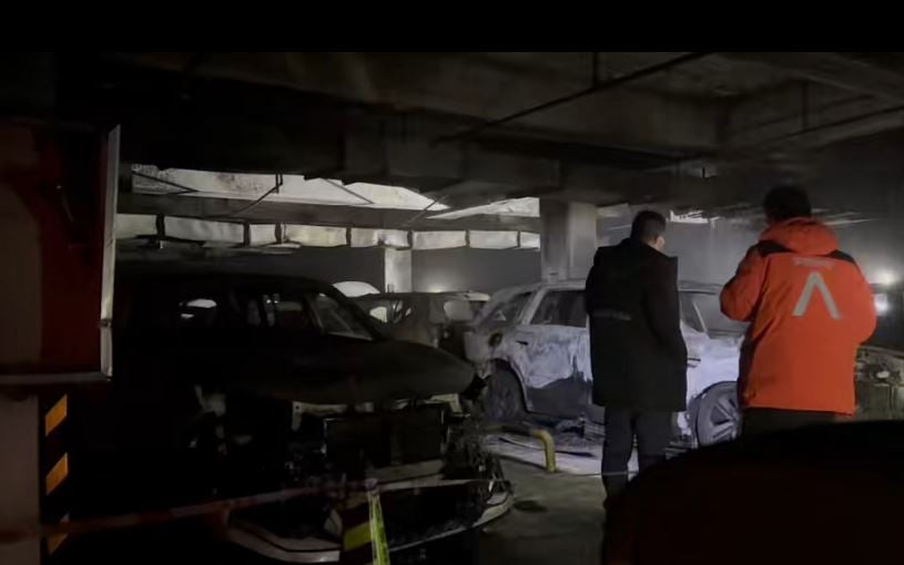 山东济南恒大城地下停车场疑电车起火 多辆汽车被烧得只剩骨架 