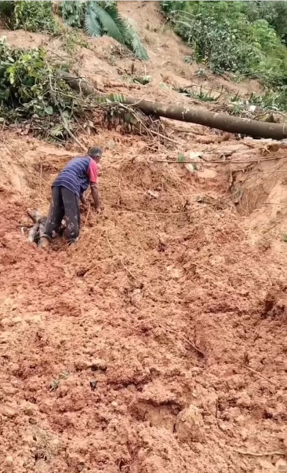 山体滑坡悲剧画面揪心 父废墟泪寻失踪女儿
