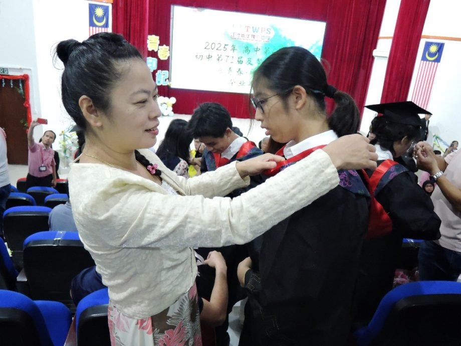 崇华独中毕业礼 学子跪奉茶谢亲恩