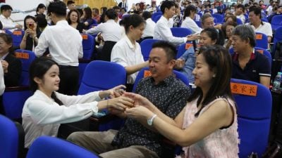 崇华独中毕业礼 学子跪奉茶谢亲恩