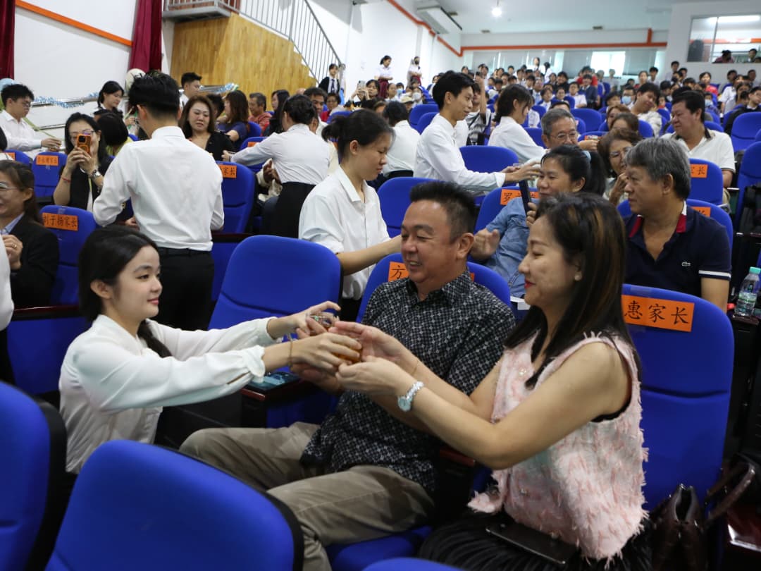 崇华独中毕业礼 学子跪奉茶谢亲恩