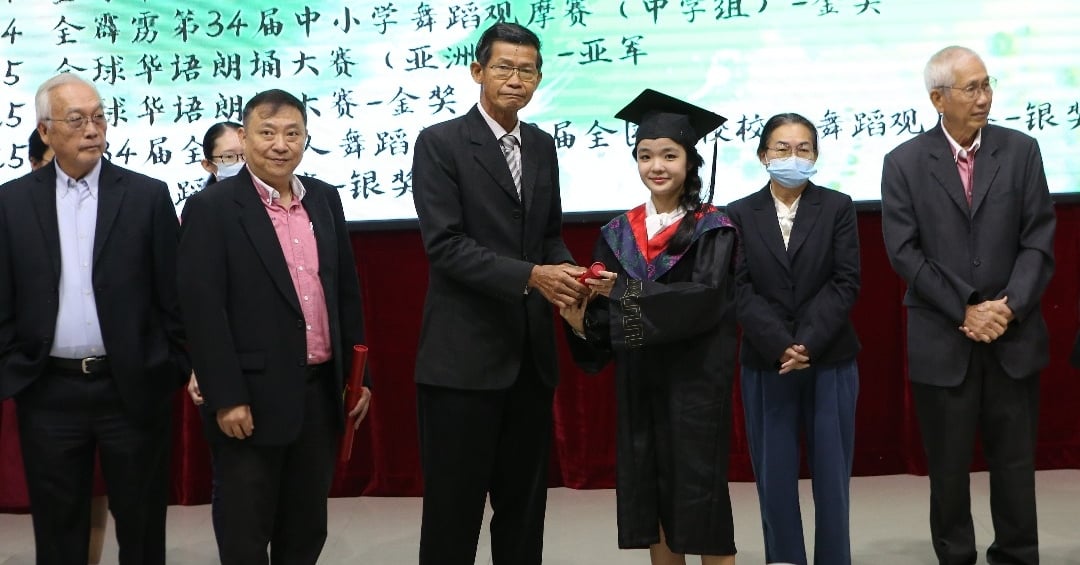 崇华独中毕业礼 学子跪奉茶谢亲恩