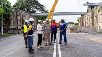 巡视敦拉萨路天桥工程  怡市长了解施工进度