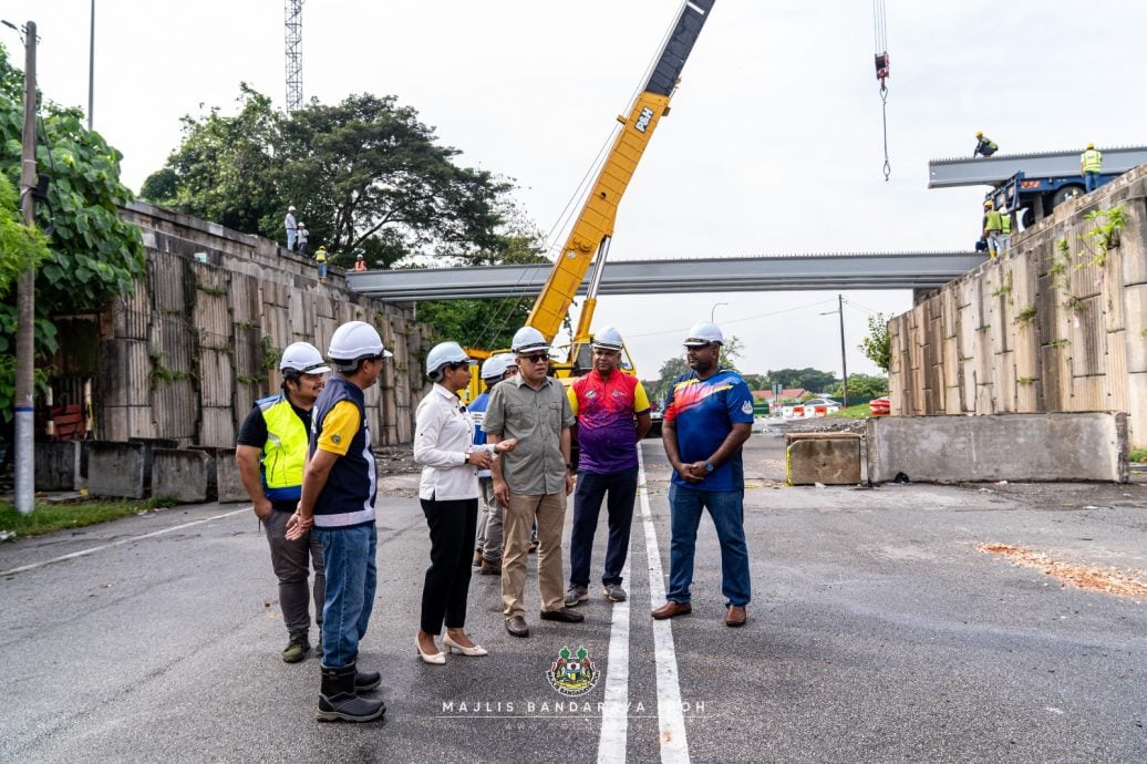 巡视敦拉萨路天桥工程 怡市长了解施工进度