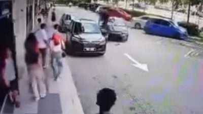 视频｜摩托疑逆行与车相撞 网传车祸画面引议