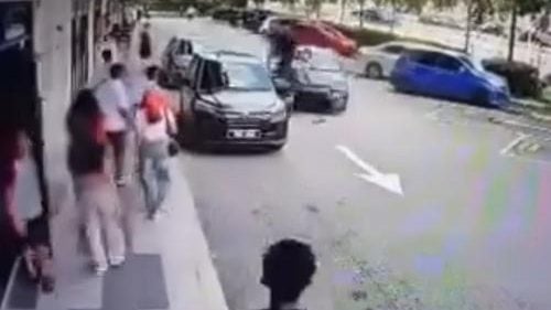 视频｜摩托疑逆行与车相撞 网传车祸画面引议