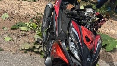 摩托车失控闯反向车道猛撞电灯柱 男骑士当场毙命