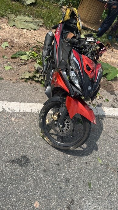 已签发 柔：摩托车失控闯反向车道猛撞电灯柱 男骑士当场毙命   