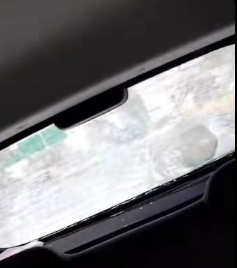 已签发 柔：摩托车被鸣笛向汽车抛掷石块 警：接获投报开档调查