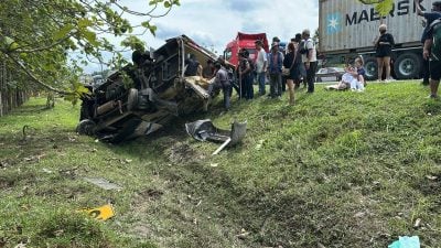 救护车南北大道冲出车道 司机当场死 3人伤