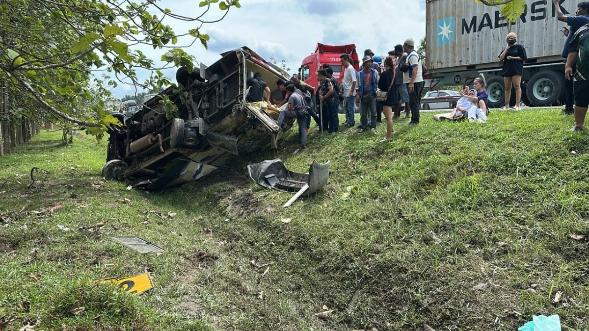 已签发 柔:救护车南北大道冲出车道 司机当场死 3人伤