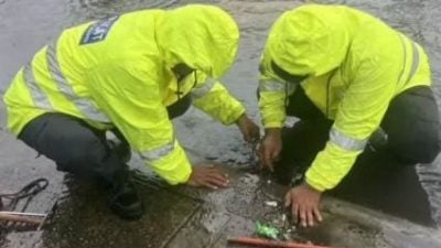 新山市厅闪电行动队   清排水口防闪淹