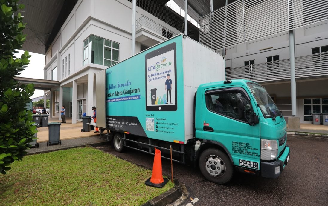 已签发 柔：版三头：明年起执行社区服务法令 宠物粪便留公共场所，主人也被罚