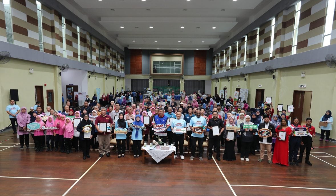 已签发 柔：版三头：明年起执行社区服务法令 宠物粪便留公共场所，主人也被罚