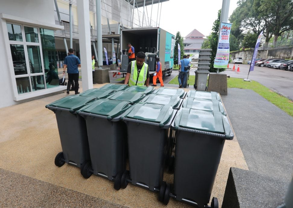 已签发 柔：版三头：明年起执行社区服务法令 宠物粪便留公共场所，主人也被罚