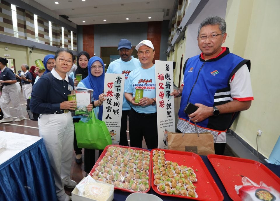 已签发 柔：版三头：明年起执行社区服务法令 宠物粪便留公共场所，主人也被罚