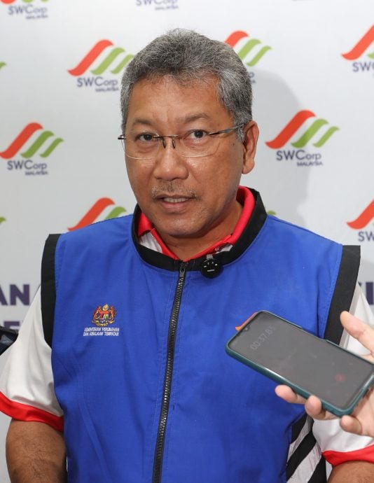 已签发 柔：版三头：明年起执行社区服务法令 宠物粪便留公共场所，主人也被罚