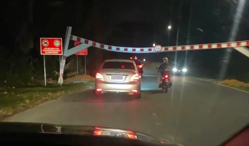 已签发 柔：版二头条：太子城往机场捷径风波再起 罗里撞坏限高杆连夜被拆