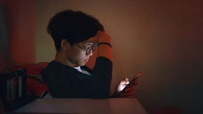 多数家长支持中学禁用智能设备 吁加强监管防偷用