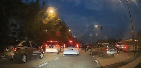 已签发 （先供网）柔：飙摩托党追求速度再次上演悲剧 