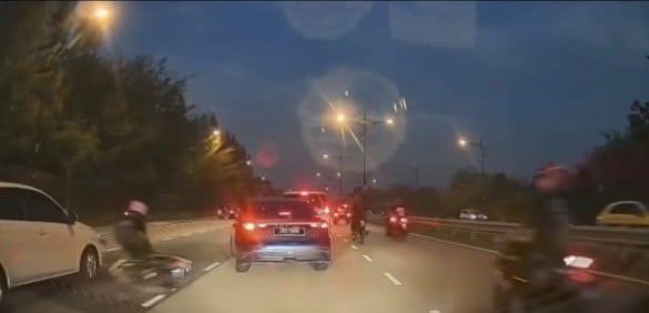 已签发 （先供网）柔：飙摩托党追求速度再次上演悲剧 