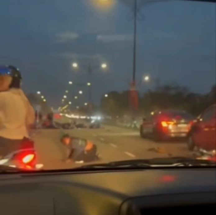 已签发 （先供网）柔：飙摩托党追求速度再次上演悲剧 