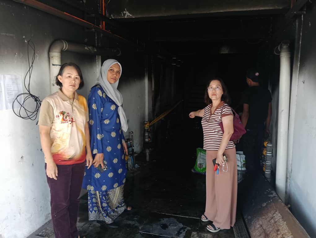 **已签发**柔（配前文）：头条之一：銮哈芝马南组屋火灾疑涉纵火   居民盼当局加强社区安全