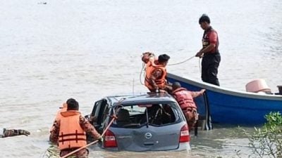 东甲汽车坠河华女溺毙   警：死者有轻生意图