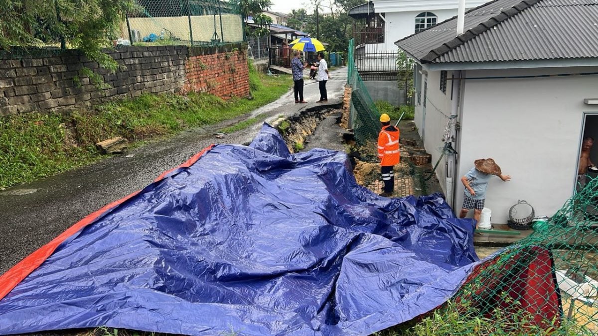 **已签发**柔：午后豪雨致房屋后巷马路崩塌  幸无人伤亡