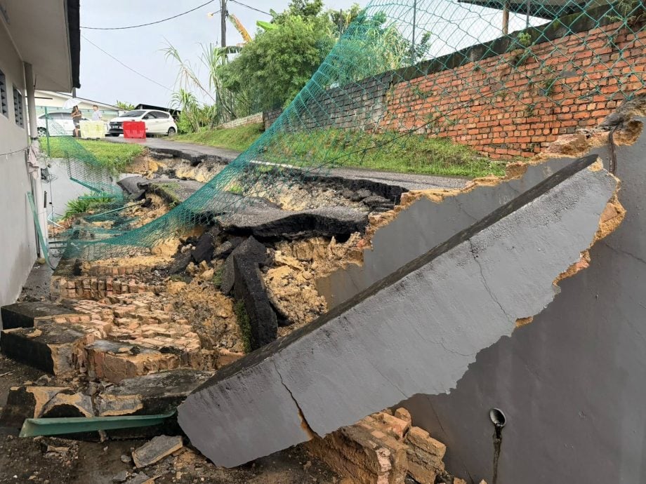 **已签发**柔：午后豪雨致房屋后巷马路崩塌  幸无人伤亡