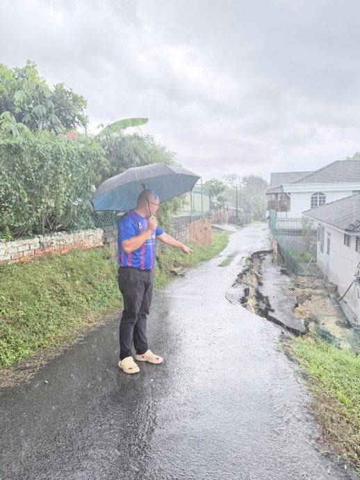 **已签发**柔：午后豪雨致房屋后巷马路崩塌  幸无人伤亡