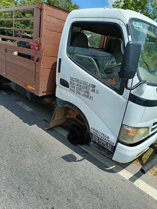 **已签发**柔:喝个午茶却遭横祸 罗里车轮飞脱砸1车1摩托