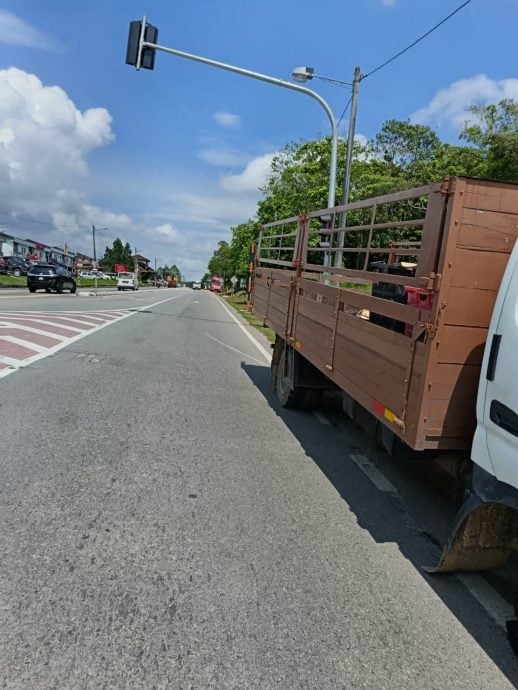 **已签发**柔:喝个午茶却遭横祸 罗里车轮飞脱砸1车1摩托